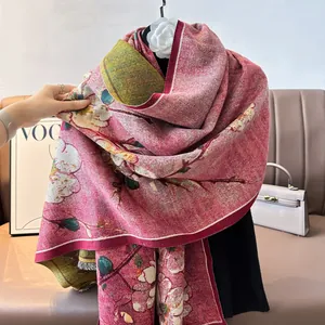Warmer Damen Schal im Ölgemälde-Stil in Rosarot mit Blumenmuster und eleganter Brosche
