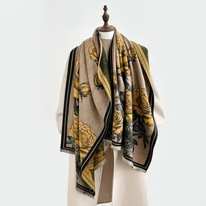 Écharpe d'automne à imprimé peinture à l'huile vintage avec roses jaunes et franges