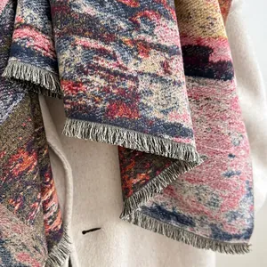 Detalle de la textura estilo pintura al óleo y los flecos de una bufanda de invierno gruesa
