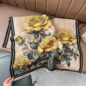 Détail d'une écharpe fleurie style peinture à l'huile avec roses et doux glands