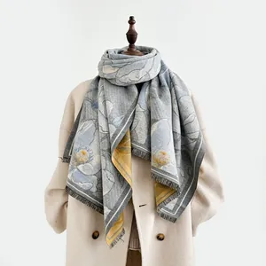 Dettaglio del motivo floreale a pioia su pashmina in cashmere spesso con frange a nappa