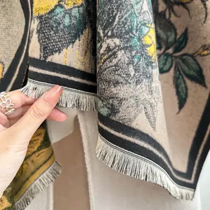 Gros plan de l'écharpe à fleurs vintage avec texture tricotée et bords à franges