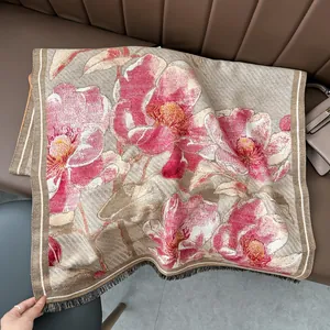 Dettaglio del motivo floreale di peonia su calda sciarpa invernale in finto cashmere