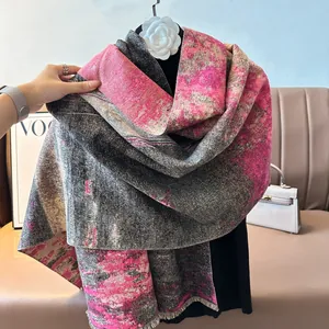 Detalle de bufanda suave rosa y gris con patrón de mármol artístico y flecos cortos