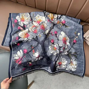 Detailansicht eines Schals im Ölgemäldestil mit weißen Pflaumenblüten und Fransen