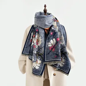 Detailansicht des Kaschmir-Schals mit Magnolien-Print und feinen Fransen im Ölbild-Stil