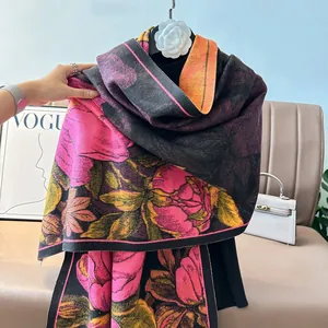 Châle épais en cachemire avec de grands motifs floraux roses sur fond noir élégant