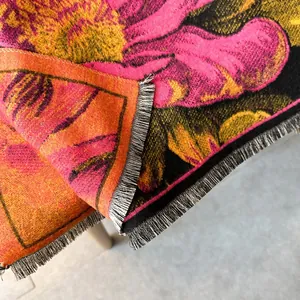 Gros plan détaillé du châle en maille fleurie avec franges noires et texture épaisse chaude