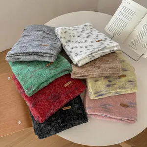 Sciarpe in maglia a pois in vari colori per lo stile del cappotto invernale
