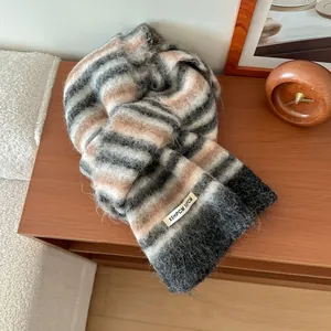 Détail macro de l'écharpe rayée en laine mélangée montrant la texture douce du mohair