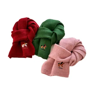 Sciarpa in maglia con ricamo a cucciolo in rosso, verde e rosa per autunno e inverno