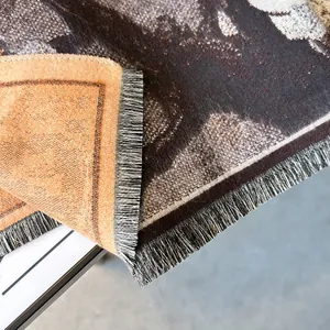Detail der Ölgemälde-Jacquard-Webstruktur und Quastenkante am Winter-Kaschmir-Schal