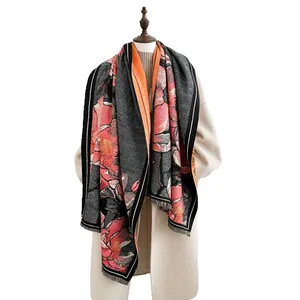 Elegante scialle con pittura a olio, stampa di peonie e bordi con nappine