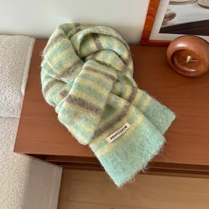 Gros plan sur l'écharpe en laine à rayures, texture mohair douce en vert menthe