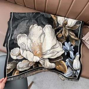 Texture détaillée d'écharpe épaisse en cachemire avec magnolia blanc et franges courtes