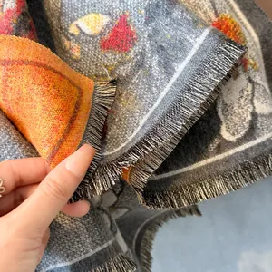 Detailansicht der kurzen Quasten und Ölgemälde-Stil warmen Kaschmir-Textur Schal