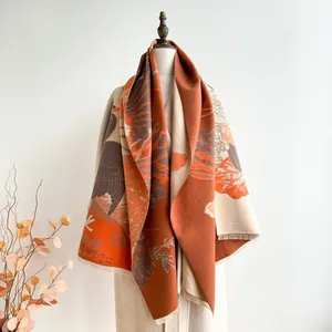 Châle élégant de style chinois avec motif de feuilles orange et finition à franges