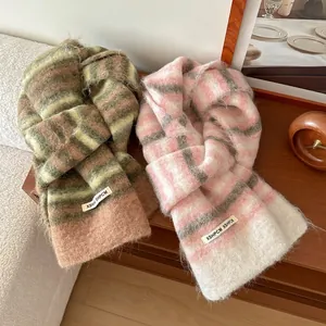 Détail d'écharpes à rayures en laine montrant la texture mohair et l'étiquette