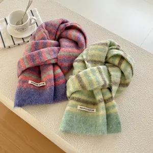 Détail d'écharpes à rayures en laine rose et bleue avec texture mohair moelleuse