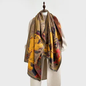 Détail de l'écharpe fleurie épaisse en imitation cachemire avec franges sur manteau
