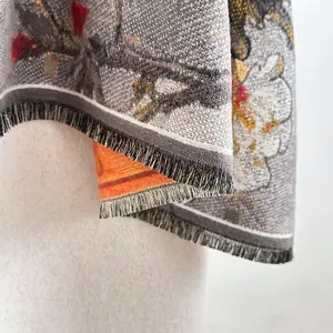 Makroaufnahme der Ölgemälde-Schal-Details mit orangen Blumenmustern und kurzen Fransen