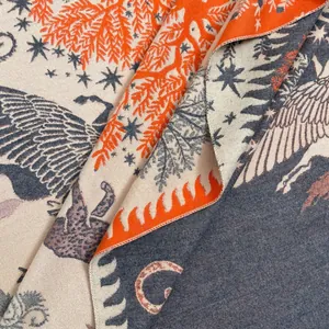 Dettaglio del motivo Pegasus intrecciato e cuciture di qualità sullo scialle in cashmere
