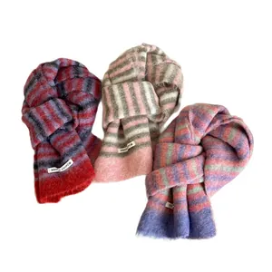 Écharpes en laine à rayures colorées avec texture duveteuse et étiquettes en trois modèles