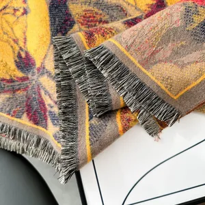 Vue détaillée de la texture de l'écharpe en faux cachemire à fleurs et des franges