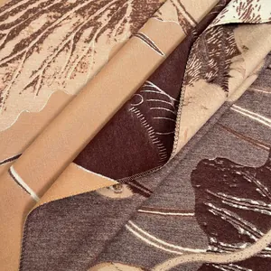 Gros plan détaillé d'une écharpe jacquard à motif d'oiseaux avec des bords surjetés
