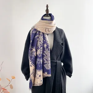 Sciarpa jacquard double-face con motivi botanici e stellari e frange