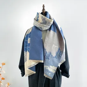 Texture détaillée d'une écharpe en imitation cachemire avec motifs grues et franges