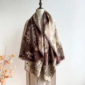 Dettaglio del motivo forestale su morbido scialle in simil-cashmere con frange