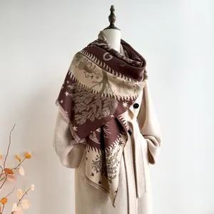 Dettaglio della sciarpa jacquard con motivo foresta e luna in marrone scuro e beige