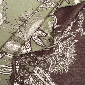 Dettaglio dello scialle jacquard double-face con motivi floreali e cuciture di qualità