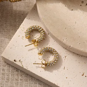 Boucles d'oreilles créoles en C plaqué or 18k avec zircons étincelants et perles