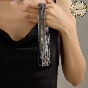 Gros plan de colliers tennis en zircon multicolore en acier inoxydable de haute qualité