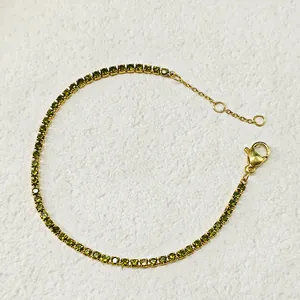 Dettaglio del bracciale tennis placcato oro 18K con zirconi verdi e chiusura a moschettone