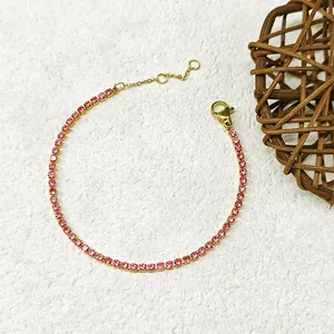 Dettaglio del braccialetto tennis in oro 18K con zirconi rosa e chiusura a moschettone
