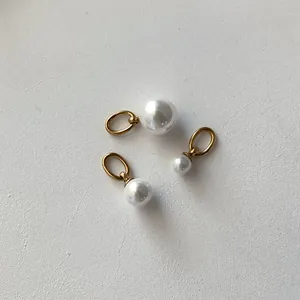 Drei elegante weiße Süßwasserperlen-Anhänger mit Goldösen für DIY-Schmuckherstellung