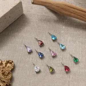 Makroaufnahme bunter Zirkonia-Anhänger in Birnenform für DIY-Schmuck in zehn leuchtenden Farben