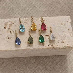 Makroaufnahme bunter Tropfenanhänger aus Zirkonia mit 14K Goldbeschichtung