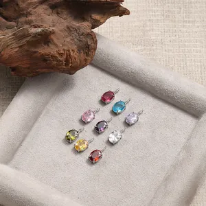 Vue macro de pendentifs en zircone de différentes couleurs sur un plateau d'exposition