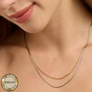 Dettaglio delle collane minimaliste a doppio strato in acciaio inossidabile oro e argento