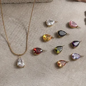 Detail von bunten Zirkon-Anhängern in Tropfenform mit 14K Gold für DIY-Schmuckherstellung