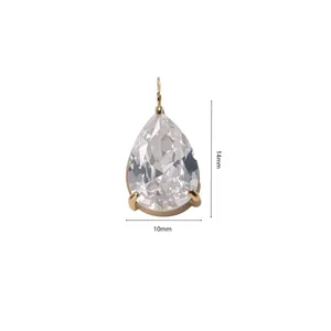 Detailansicht eines 14mm Zirkonia Tropfenanhängers mit polierter 14K Gold-Beschichtung