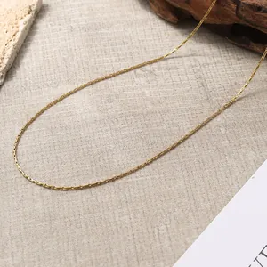 Dettaglio catena minimalista in acciaio inossidabile placcato oro 18K con finitura lucida