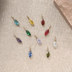 Detailansicht von zehn farbigen Marquise-Kristallanhängern in Goldfassung für DIY-Schmuck