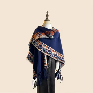 Poncho en tricot bleu foncé avec motif jacquard vintage et longues franges à l'ourlet