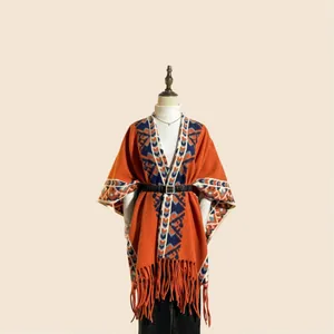 Poncho en tricot orange avec motifs ethniques géométriques et ourlet à pompons doux