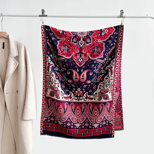 Détail du motif paisley et franges sur l'écharpe châle pashmina rouge